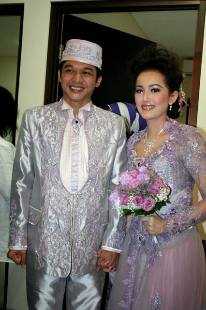 Bersama Pacar Barunya, Okie Agustina Hadiri Pernikahan 